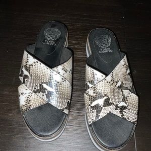 Vince Camuto Retira Snake Print platform slides